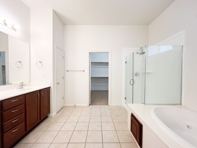 Building Photo - Spacious Single Story Three Bedroom Home