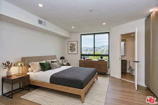 Building Photo - 328 N Maple Dr