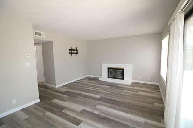 Building Photo - Oxnard | 4 bedroom + 2.5 bathroom Single F...