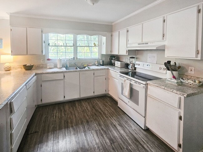 Building Photo - Charming brick home in beautiful Savannah offering four bedrooms and 2.5 bathrooms, Prime location!
