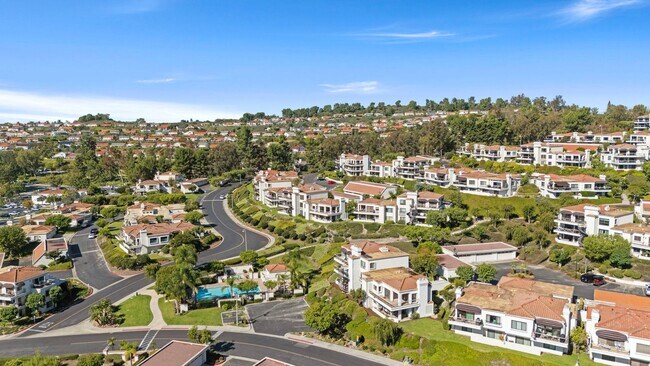 Building Photo - Stunning 2 bedroom *LAKE VIEW* condo for r...