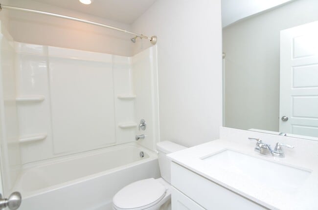 Building Photo - Beautifully Maintained Townhome in a Prime Location