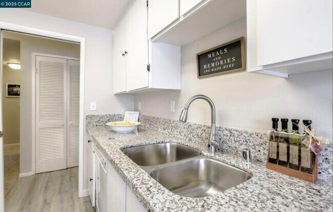 Building Photo - 1095 Mohr Ln