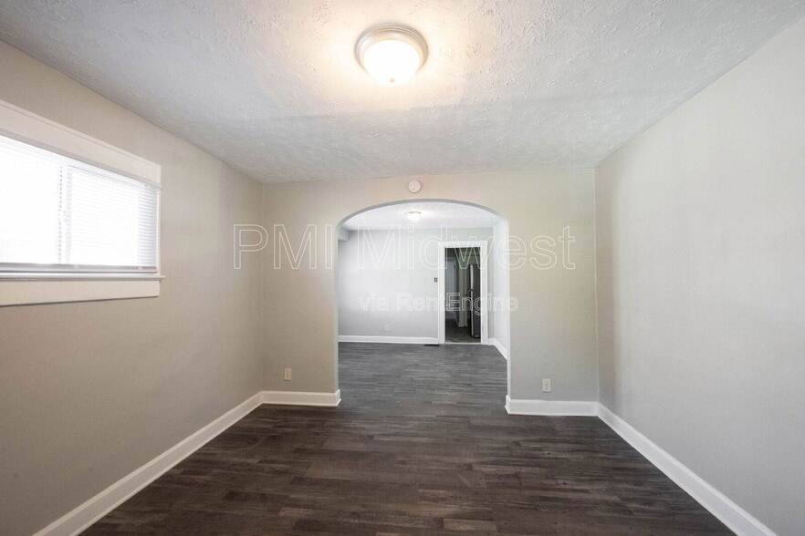 Building Photo - 915 N Drexel Ave