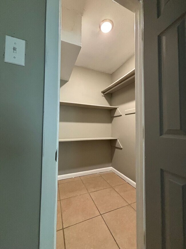 Building Photo - 2 Bedroom 2 Bath Multi Family Home