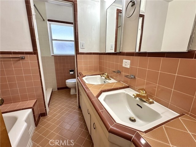 Building Photo - 700 E Carson St