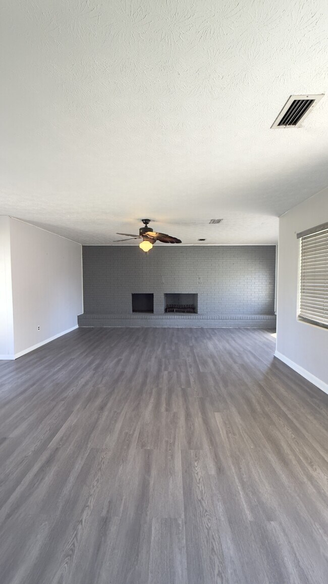 Building Photo - 231 N Collen Rd