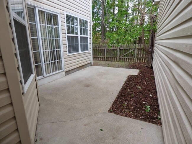 Building Photo - WELL MAINTAINED 2 BEDROOM CONDO