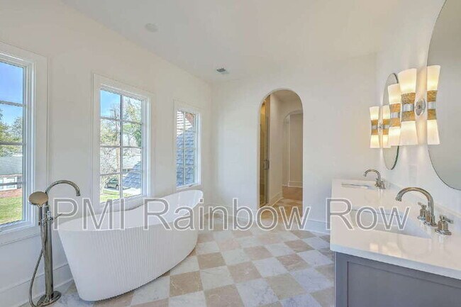 Building Photo - 755 Adluh St