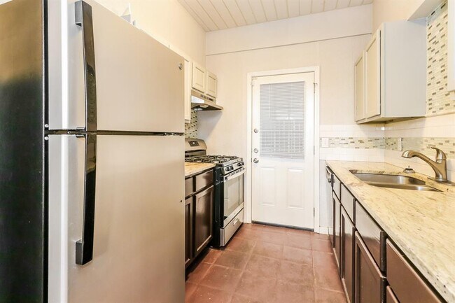 Building Photo - 2 Lakeway St