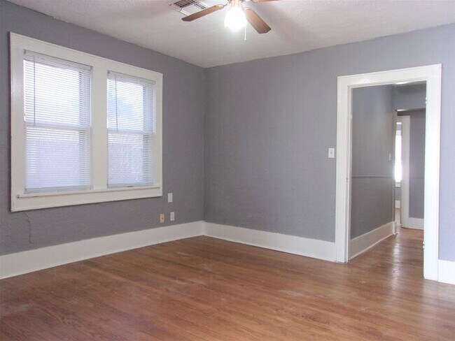 Building Photo - 1 BED 1 BATH 1 CAR DETACHED GARAGE CRESTWO...