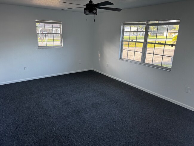 Building Photo - 1952-1958 SE Cherry Dr