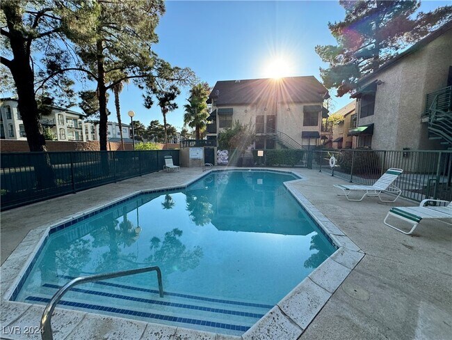 Building Photo - 510 Elm Dr