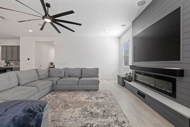 Building Photo - Newer Single Story 5 Bedroom 3 Bath Home in Vail