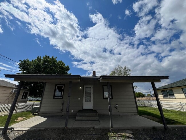 Building Photo - 2 Bed 1 Bath Home w/ Huge Shop For Rent!!!