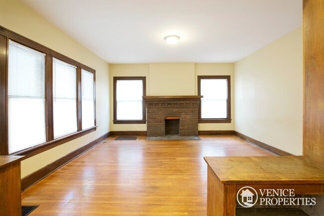 Building Photo - 187 E Northwood Ave