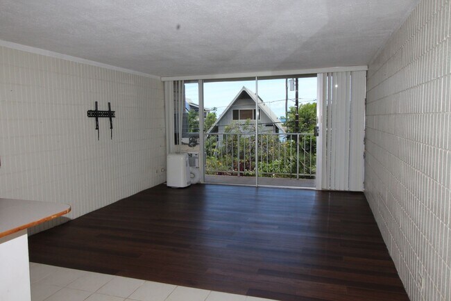 Building Photo - Live Just Steps from the Beach – 1BR at Mo...