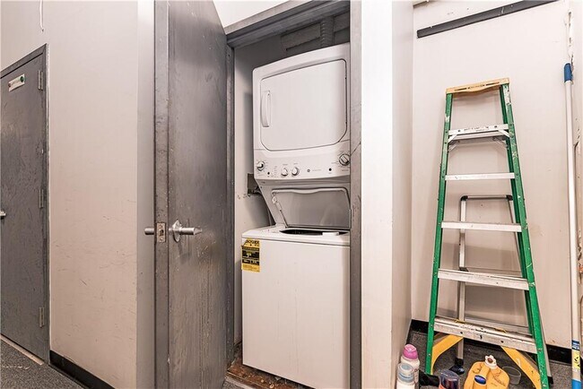 Building Photo - 114 Main St