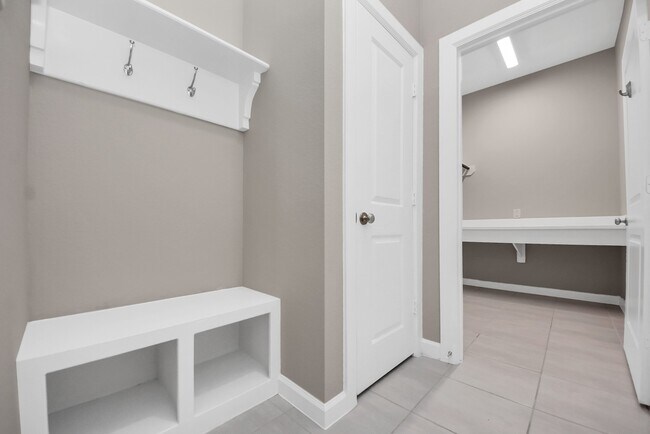 Building Photo - 8114 Silverspot Ln