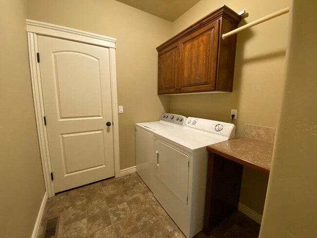 Building Photo - Lawn Care included!  4 bed 2.5 bath Neighb...
