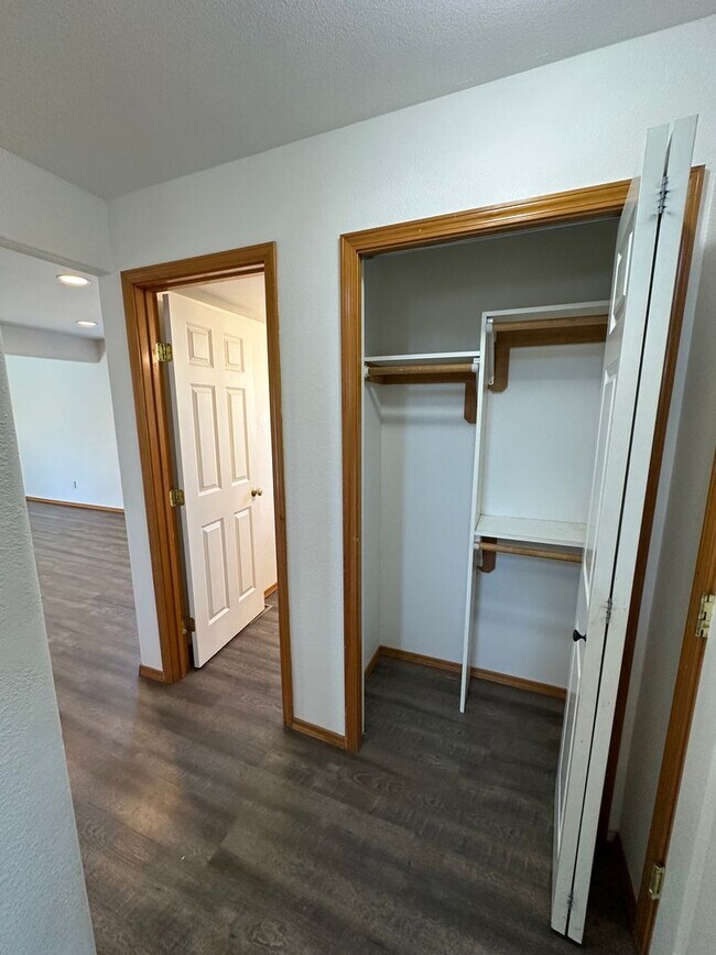 Building Photo - Spacious 4 Bed, 2.5 Bath Home!