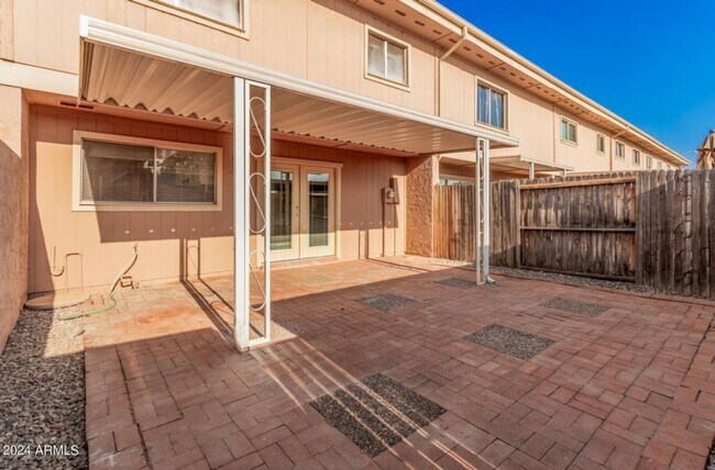 Building Photo - Spacious 4BR Townhome in Phoenix