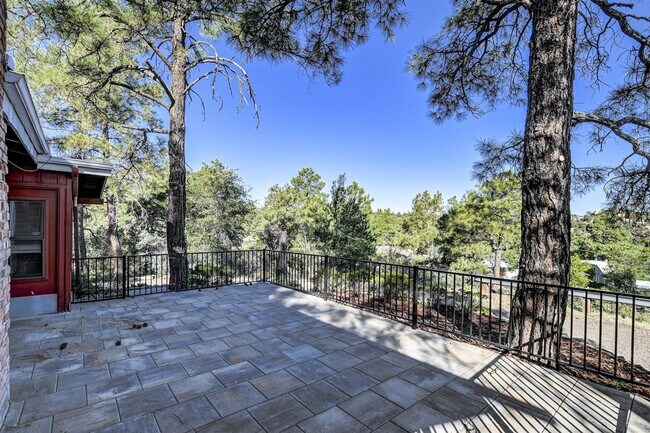 Building Photo - 2 Bed + possible 3rd, 2 Bath Home Close to...