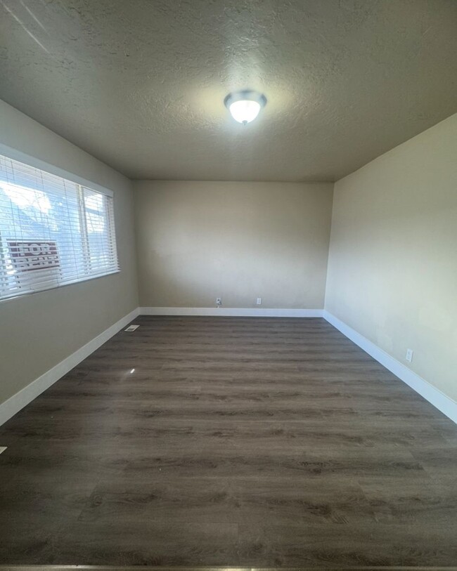 Building Photo - 1040 W 400 N