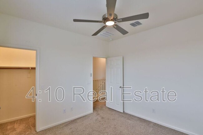 Building Photo - 5216 S 16th Pl