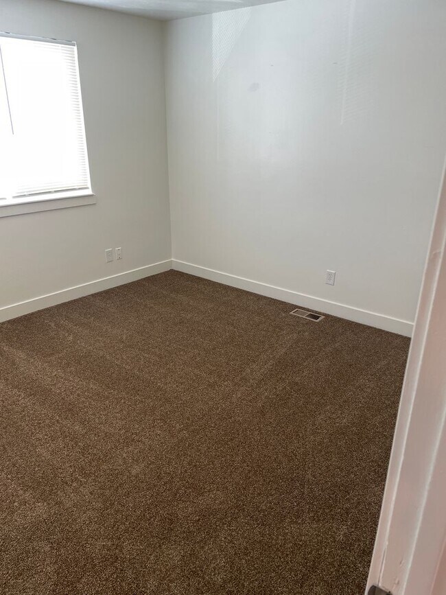 Building Photo - Twin Home with a 3-bedroom 1.5 Bath and Fenced Backyard