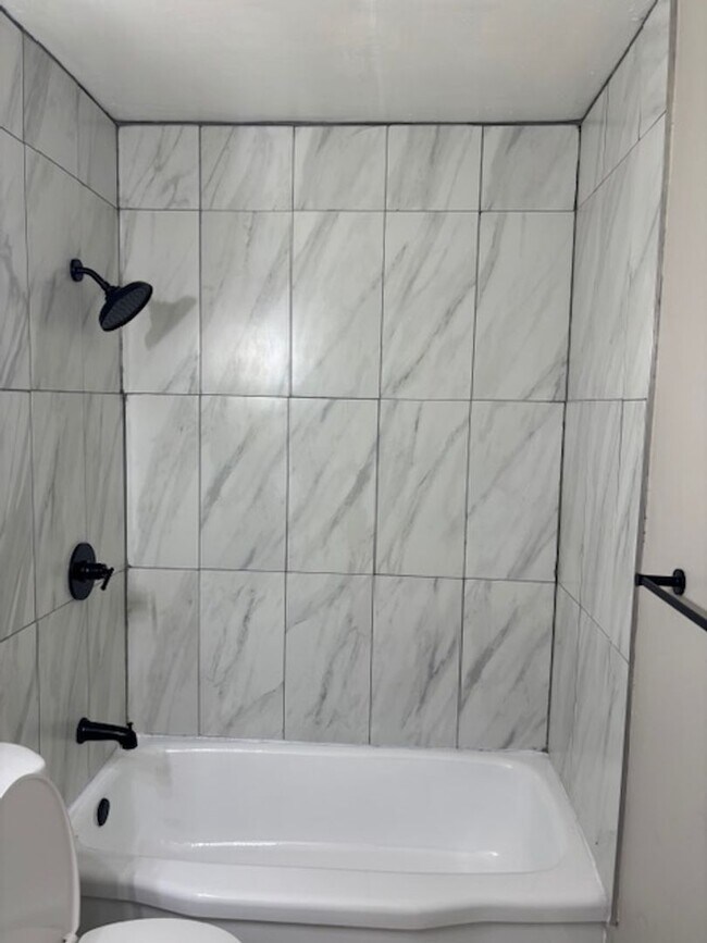 Building Photo - 3 Bedroom, 1 Bathroom in Kansas City