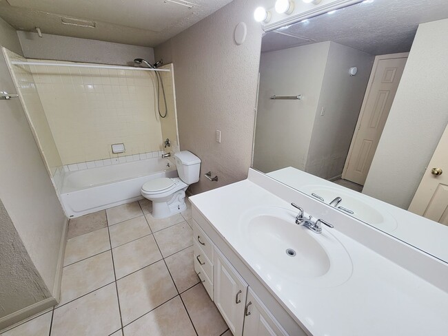 Building Photo - This charming home offers 3 bedrooms and 2...