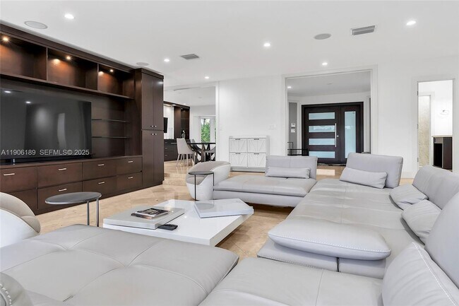 Building Photo - 415 Rovino Ave