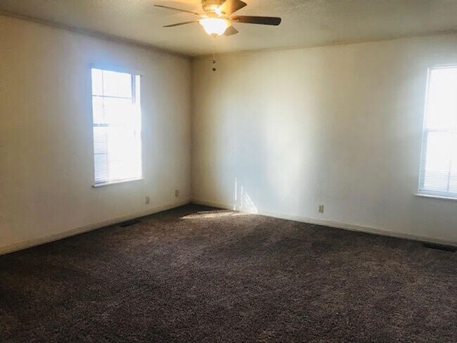 Building Photo - 2 Masters - Lawn Care Provided  - 3 bds/3 baths