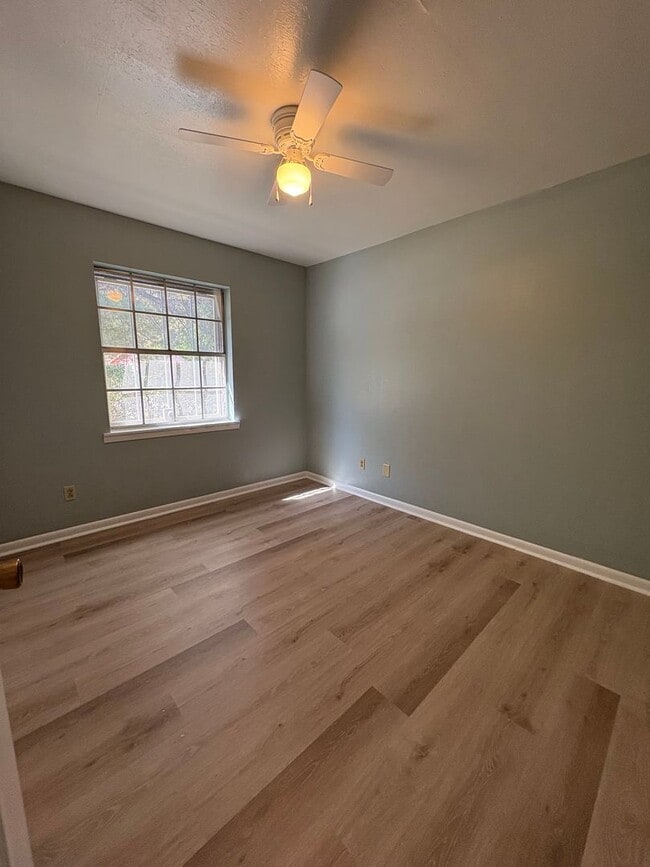 Building Photo - Gorgeous 4 bedroom/1.5 bath house with Central Air & Heat