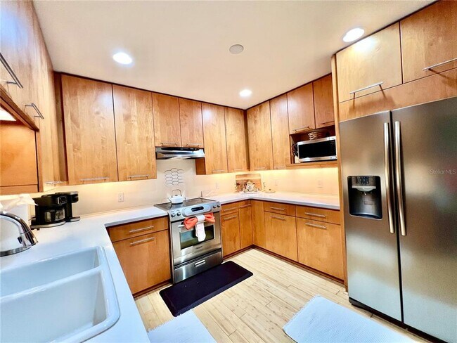 Building Photo - 3220 S Shore Dr