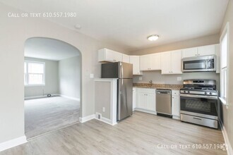 Building Photo - Updated 2 Bedroom 1 Bath, second floor apa...