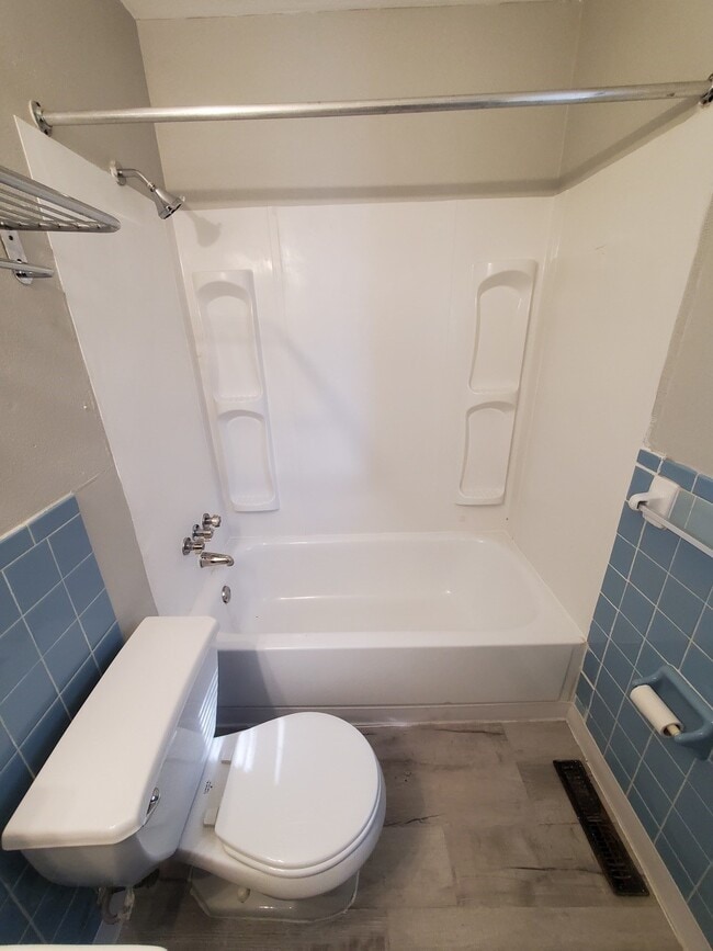 Building Photo - 706 N Broadway St