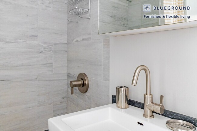 Building Photo - 515 W 47th St