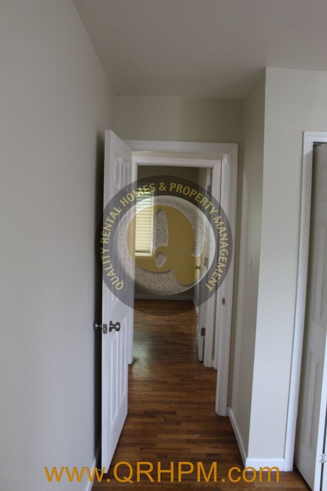 Building Photo - Available Now-- 3 Bedroom, 1 Bathroom Home...