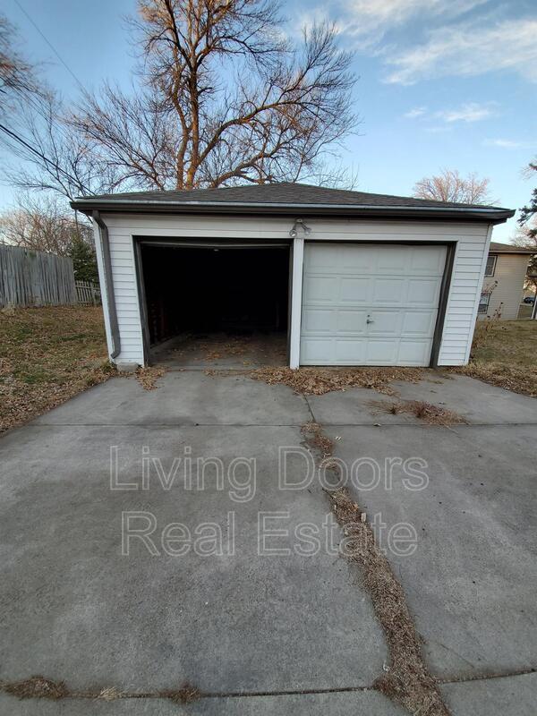 Building Photo - 323 S 47th St