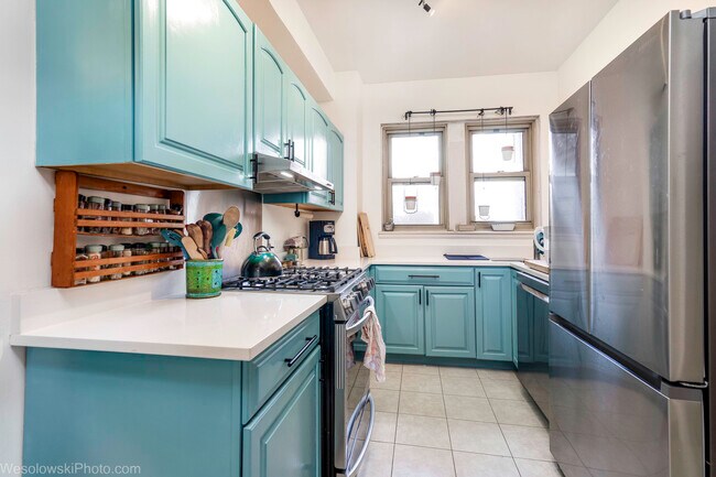 Building Photo - 5000 S Cornell Ave