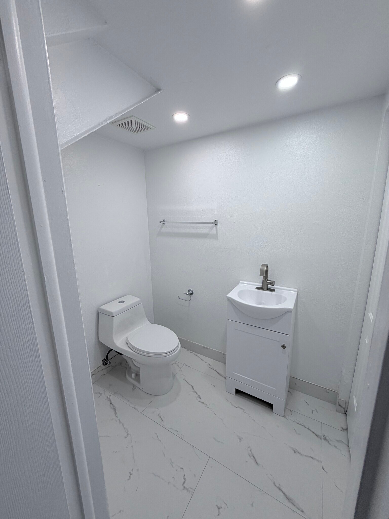 Building Photo - 9365 Fontainebleau Blvd