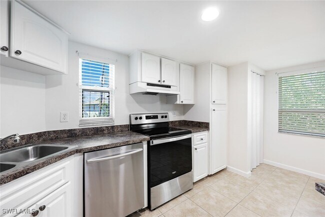 Building Photo - 5024 Chiquita Blvd S