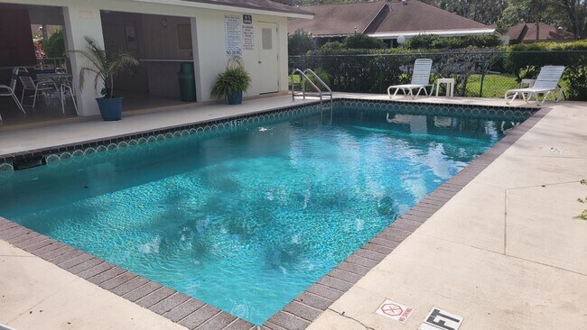 Building Photo - Annual unfurnished nicely renovated 2/2 villa near the Ringling Museum