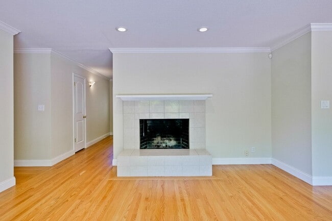 Building Photo - Spacious Home l Massive 12,525 Sq Ft Lot l...