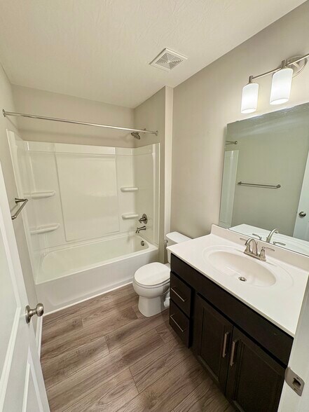 Building Photo - 7568 Woodhaven Ct