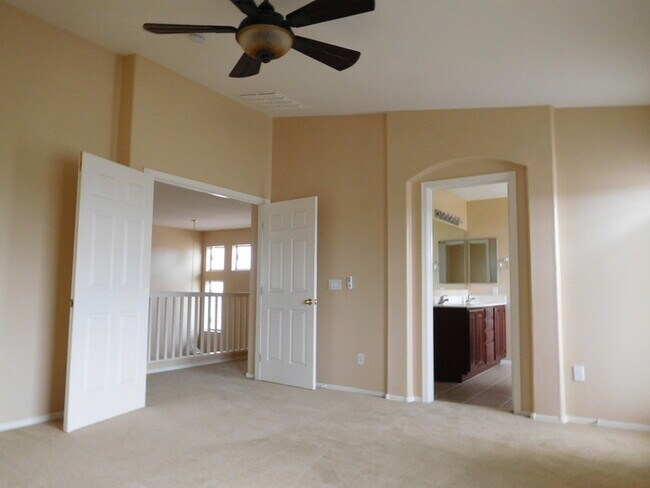 Building Photo - Huge 2700 SFT, Golf-view Community in Villages at Queen Creek!