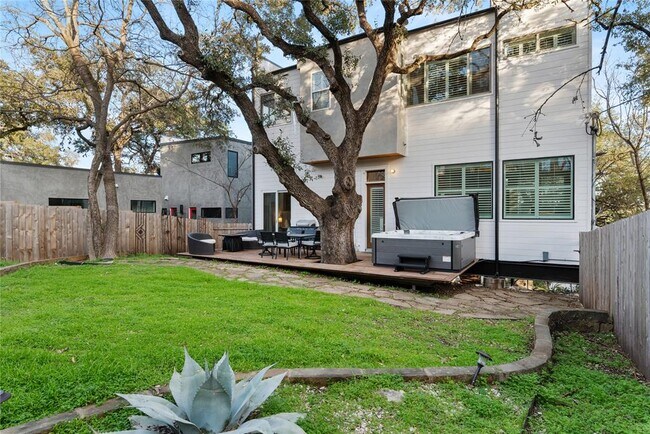 Building Photo - 2612 Carnarvon Ln