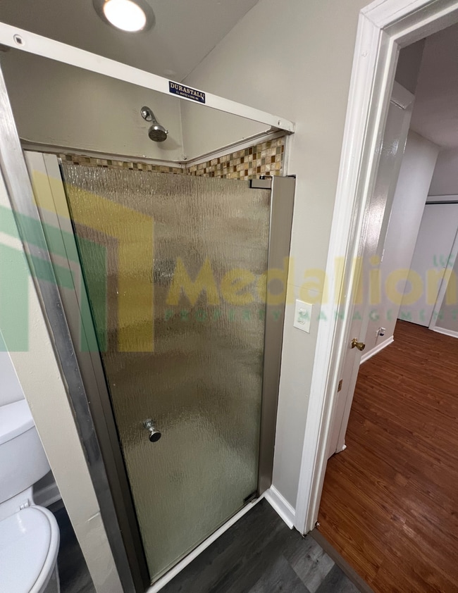Building Photo - Spacious 4-5 Bedroom, 2-Bath Corner Lot Ho...